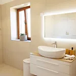 Del With Heated Pool Villa