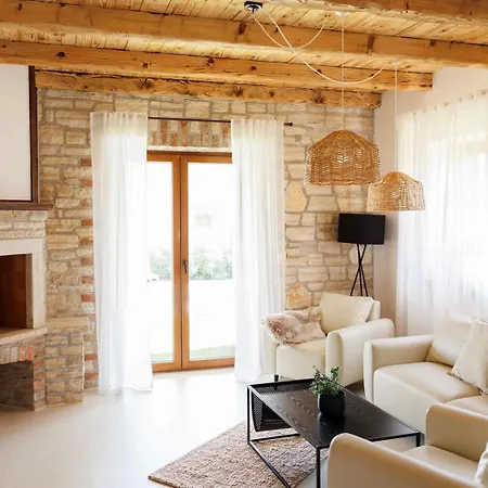 Del With Heated Pool Villa