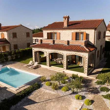 Del With Heated Pool Vila Cabrunici