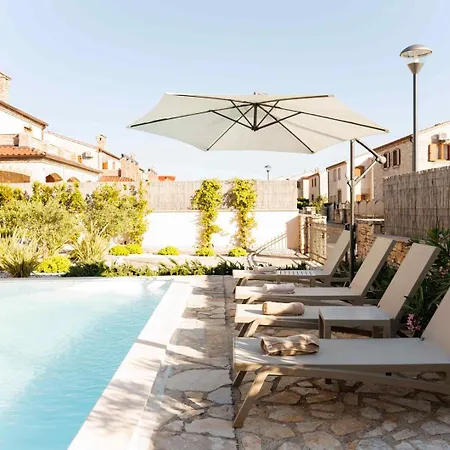 Del With Heated Pool