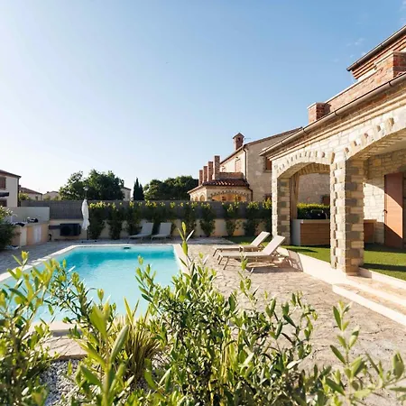 Del With Heated Pool