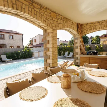 Del With Heated Pool