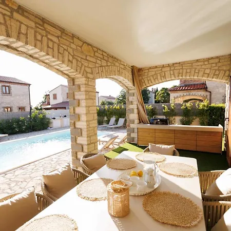 Villa Del With Heated Pool