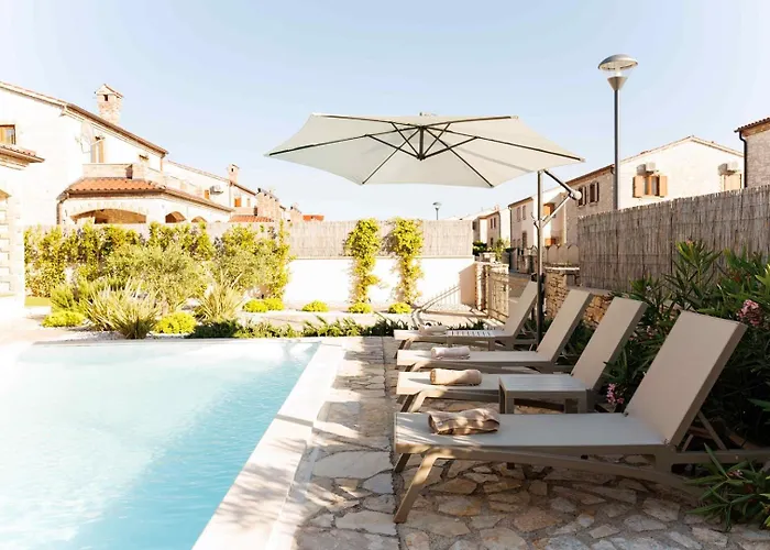 Del With Heated Pool