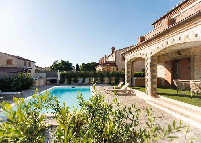 Del With Heated Pool