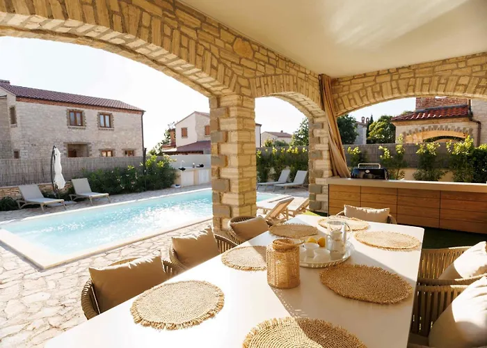 Del With Heated Pool